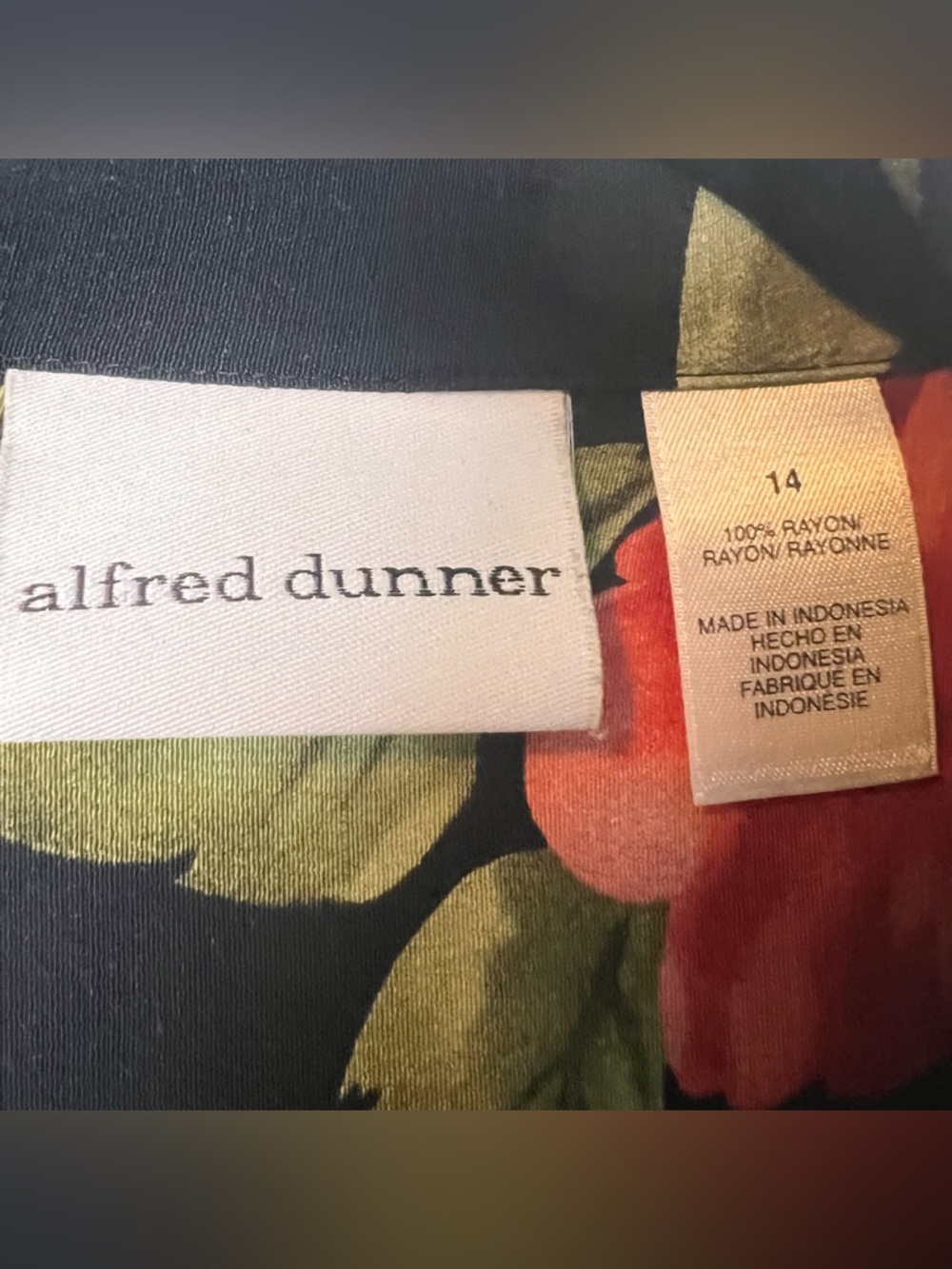 Alfred Dunner Women's tropical Floral Button Down Blouse Black Red Green Sz. 14 - Picture 3 of 6